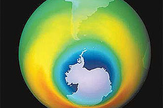 Imagem mostra buraco no ozônio (azul) sobre a Antártida; gás emitido pela agricultura ameaça camada de ozônio, afirma estudo 