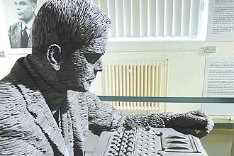 Estátua de Alan Turing no museu de Bletchley Park, na Inglaterra; governo pede perdão por tratamento "chocante"