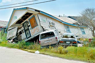 Imagem de casa em Nova Orleans, destruída pelo furacão Katrina em 2005, aparece no filme da diretora britânica Franny Armstrong
