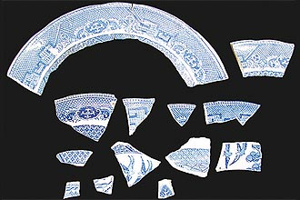 Fragmentos de pratos de decoração do século 19 que foram encontrados no local, em uma área de 7.000 metros quadrados