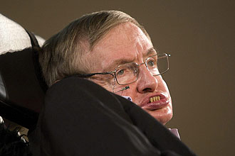 Astrofsico britnico Stephen Hawking se aposenta da ctedra na Universidade de Cambridge, na Inglaterra, por chegar ao limite da idade