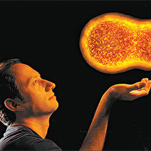 Stevens Rehen com imagem de células-tronco na UFRJ (Universidade Federal do Rio de Janeiro)