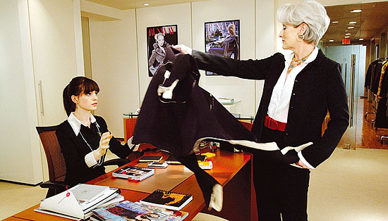 Cena do filme &quot;O Diabo Veste Prada&quot;, estrelado por Maryl Streep (dir.) e Anne Hathaway 