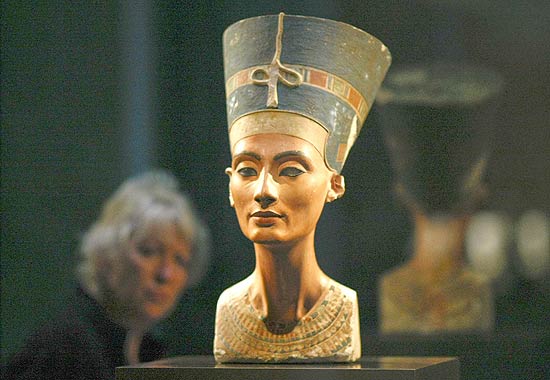 Mulher observa esttua de Nefertiti, rainha egpcia, durante uma visita da imprensa ao Neues Museum, em Berlim