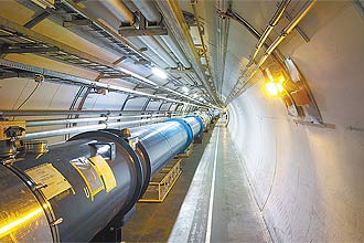 Duto com ímãs restaurados em 2009 corre por trecho do túnel do LHC que havia sido danificado durante a pane ocorrida em 2008