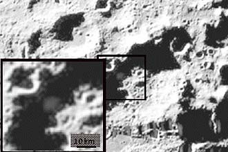 Região da Lua atingida por impacto da Nasa, cerca de 20 segundos depois, com destaque para o material ejetado de sua superfície