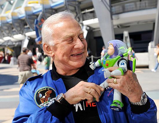 Aldrin com boneco do personagem Buzz Lightyear, de "Toy Story", inspirado no astronauta 