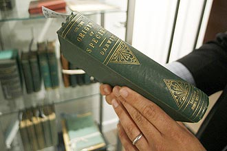 Exemplar da primeira edição do livro de Charles Darwin "Origem das Espécies", que completa 150 anos, na casa de leilões Christie