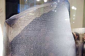 Pedra de Rosetta, um dos artefatos que o Egito reivindica de volta a museus pelo mundo; Museu Britnico aceitaria fazer emprstimo