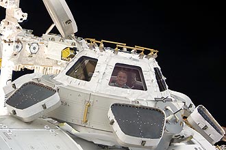 Astronauta da Nasa George Zamka, comandante da misso da nave Endeavour, aparece em janela da recm-instalada cpula na ISS