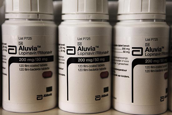 Medicamentos antirretrovirais em prateleira de farmácia na África do Sul, onde 5,5 milhões vivem com HIV