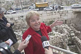Arqueóloga Eilat Mazar, que lidera pesquisa sobre muralha atribuída ao rei Salomão; segundo ela, resultado reforça exatidão bíblica
