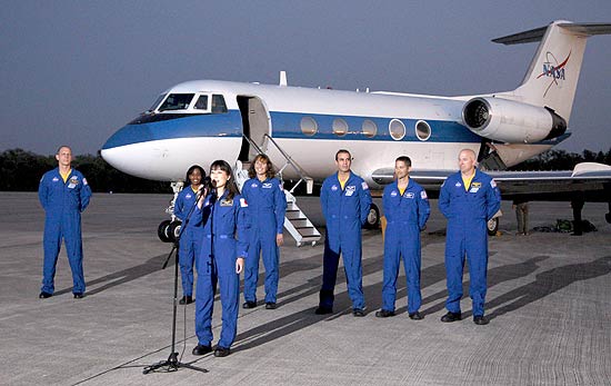 A 
astronauta Naoko Yamazaki, da Agência de Exploração Aeroespacial do 
Japão, com a tripulação da Discovery