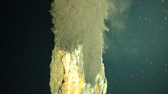 Primeira foto da chaminé submarina mais profunda já descoberta; a 
temperatura da água expelida pelo vulcão subaquático derrete chumbo