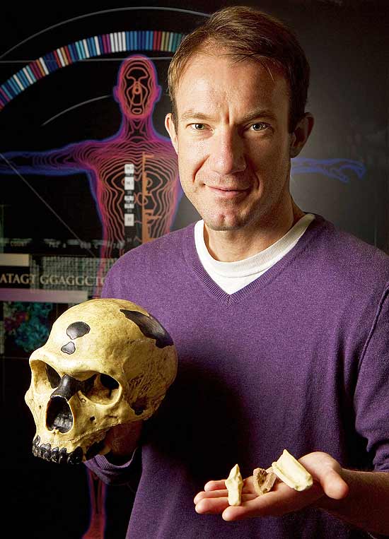 Richard Green, da Universidade da Califórnia (Santa Cruz) e coautor do estudo, segura crânio de neandertal.
