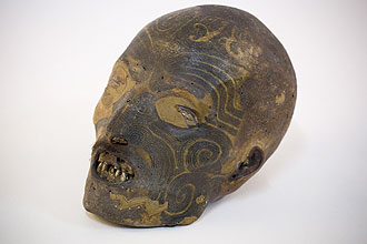 Cabeça mumificada de guerreiro maori; o parlamento francês aprovou a devolução de 16 dessas peças para a Nova Zelândia.