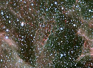 Favo de mel (centro) da nebulosa de mesmo nome pode ser explicado pela colisão de supernovas. 