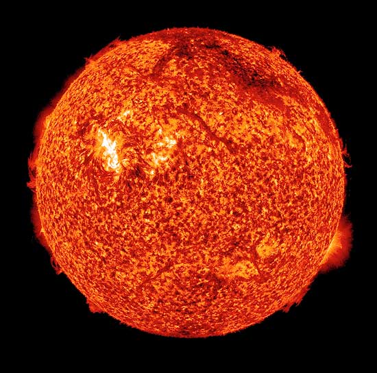 Imagem de raio-X do Sol obtida por telescópio da Nasa (agência espacial americana); o arco negro próximo à extremidade superior direita da imagem mostra um filamento de plasma sendo lançado no espaço