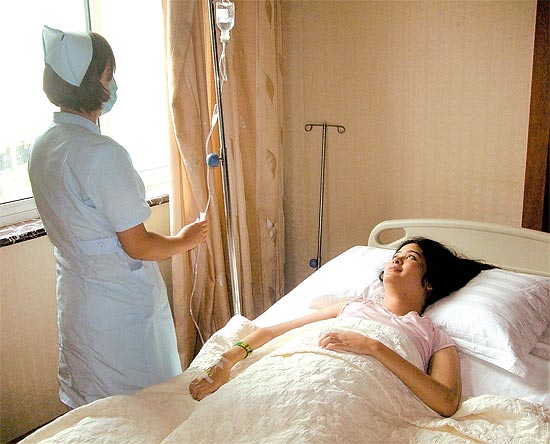 A estudante tetraplgica Yoko Sugimoto, 26, recebe a primeira aplicao de seu tratamento com clulas-tronco na China