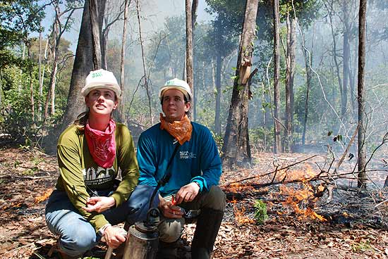 Os pesquisadores Jennifer Balch e Paulo Brando acompanham incndio controlado em mata de transio 