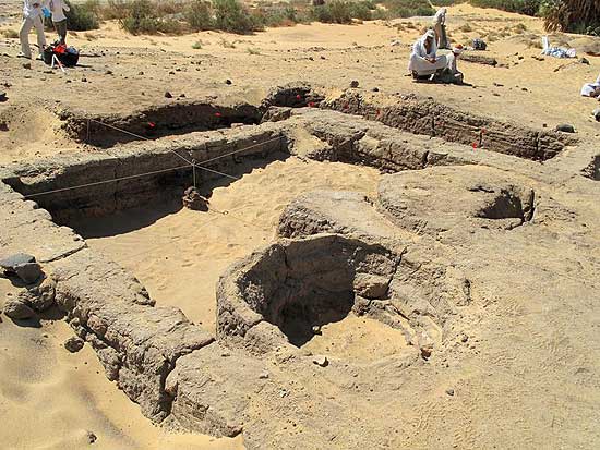 Ruínas de padaria encontrada em vila egípcia de 3.500 anos, localizada a cerca de 200 km ao sul do Cairo 