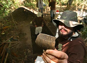 Arqueólogo Eduardo Bespalez mostra pedaço de cerâmica decorada que acaba de ser desenterrado na ilha do Japó