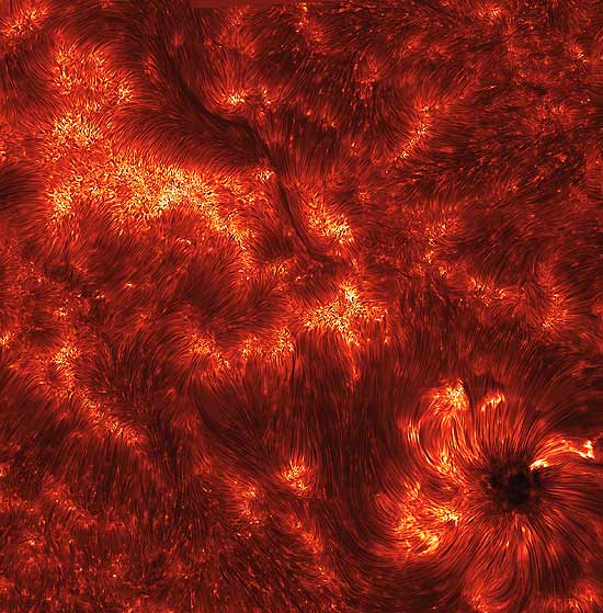 As imagens feitas por um telescópio mostram jatos dinâmicos de gás que se projetam da superfície do Sol