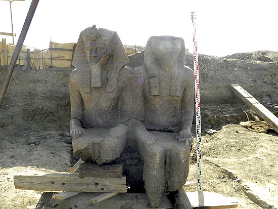 Estátua mostra o faraó Amenhotep 3º sentado ao lado do deus Hórus, ou deus Sol, com a cabeça de falcão