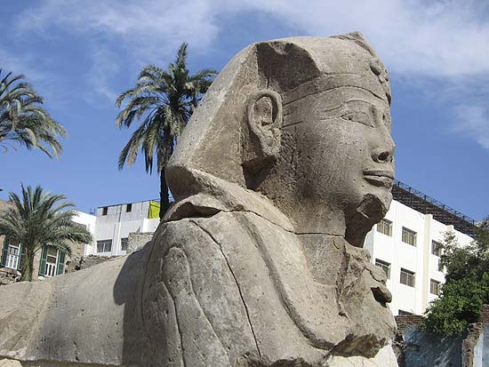 Uma das 12 efinges encontradas no Cairo, Egito; as estátuas tem corpo de leão e cabeça humana ou de carneiro