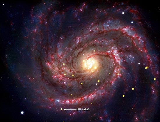 Supernova SN 1979c (no destaque), que fica na galáxia M100, pode conter o mais jovem buraco negro na galáxia