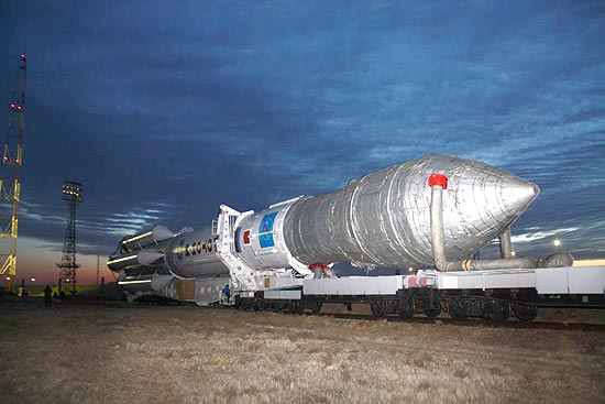 Foto mostra foquete Proton-M, que carregava trs satlites russos para o espao; lanamento falhou no domingo