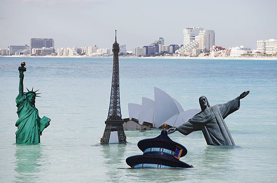Ativistas do Greenpeace colocaram no mar, em Cancn, rplicas do Cristo Redentor e da esttua da Liberdade