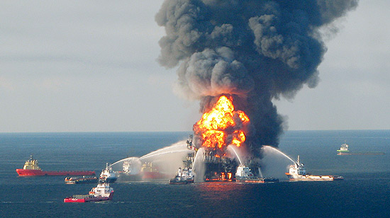 Exploso da plataforma da BP matou 11 pessoas e provocou vazamento de 4,9 milhes de barris de leo
