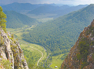 Vista aérea da região da caverna de Denisova, no sul da Sibéria