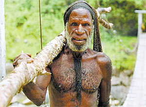 Aldeão de tribo de Papua-Nova Guiné, possível descendente do hominídeo