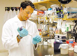 O biólogo e pesquisador Alysson Renato Muotri no laboratório de genética humana do Instituto Salk, em La Jolla, EUA