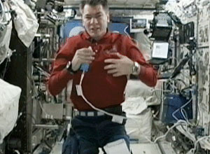 Astronauta italiano Paolo Nespoli durante entrevista; ele se encontra a bordo da Estação Espacial Internacional