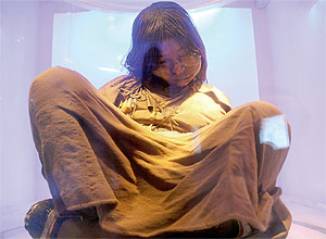Criança inca morta há 500 anos e encontrada congelada no alto de vulcão na Argentina é exibida em museu do país