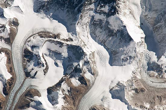 Rota East Rongbuk Glacier (embaixo,  esquerda)  uma das usadas por alpinistas que sobem o Everest