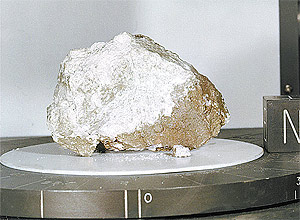 Pedra lunar que veio com a Apollo 15, guardada pela agência espacial americana, a Nasa, vale milhares de dólares