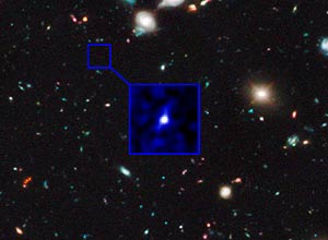 No destaque, galáxia com 13,2 bilhões de anos-luz; ela pode ser a mais distante já encontrada, segundo estudo da "Nature"