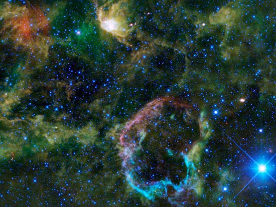 Imagem feita pela sonda norte-americana Wise de uma nebulosa colorida, ou nebulosa Jellyfish, em ingls