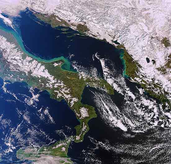 Imagem da Itália tirada por satélite da Agência Espacial Europeia em 25 de janeiro e divulgada nesta sexta-feira