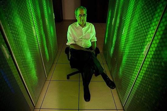 Edward Witten no Instituto de Física Teórica da Unesp, em São Paulo, defende teoria das supercordas
