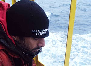 O nutricionista George Guimarães, voluntário em expedição da Sea Shepherd na Antártida, trabalha instalando grades de proteção em convés de navio