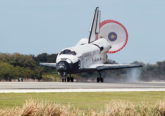 O nibus espacial espacial Discovery, em pouso no Cabo Canaveral, na Flrida.