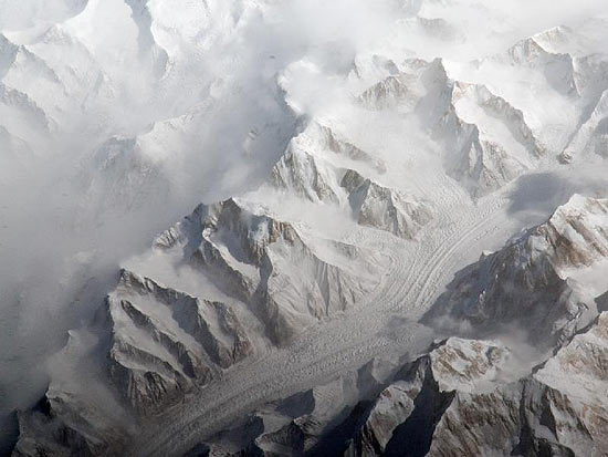 Foto da montanha Tien Shan onde as fronteiras da China, Quirquistão e Cazaquistão se encontram