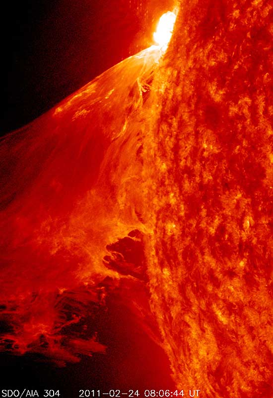 Foto do Observatório de Dinâmica Solar da Nasa mostra o astro parcialmente obscurecido pela Terra durante a chamada estação de eclipse 