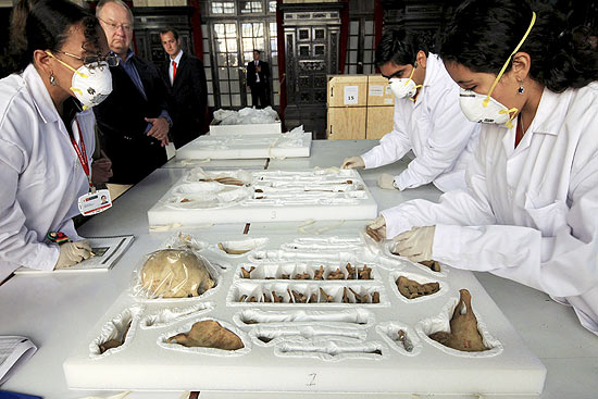 Funcionários inspecinam peças arqueológicas de Machu Picchu que retornaram ao Peru em 30 de abril
