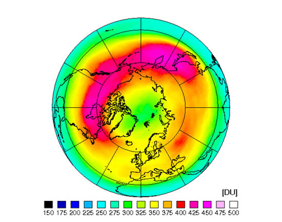 Ilustração mostra medição de ozônio em março de 2011, comparada com 2010; cores vermelhas são níveis altos
